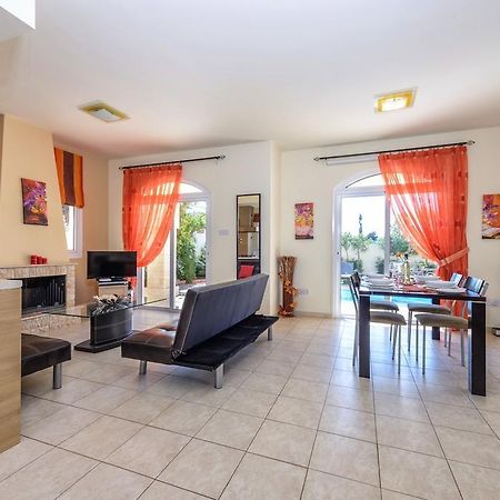 Villa Chloe Paralímni Szoba fotó