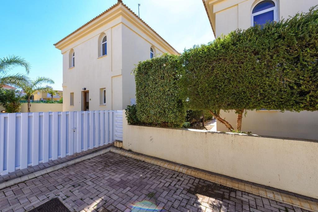 Villa Chloe Paralímni Szoba fotó
